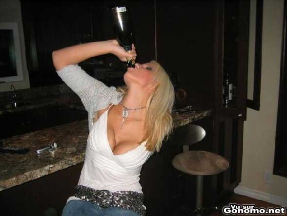 drunk-bitch-une-blonde-sexy-avec-de-bons-gros-pare-chocs-s-envoit-une-bouteille-de-champagne-au-goulot.jpg