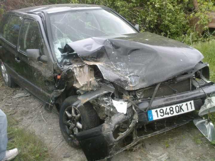 voiture percuter de face !!! un collègue bourré et inconscient !!! la golf et la  voiture adverse !!!