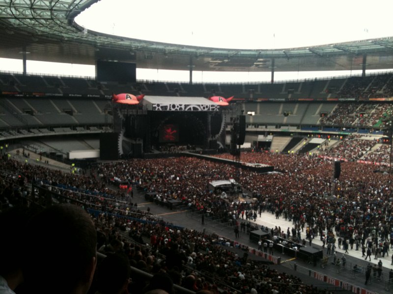 LA 1ere dans les tribunes , on avait des potes qui voulaient voir le concert assis